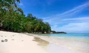 Rajskie plaże Malezji: biały piasek, turkusowa woda i bujna zieleń. Idealne miejsce na relaks.