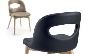 Sedie moderne in pelle nera e cuoio beige, con gambe in legno. La differenza cuoio e pelle è evidente nella texture.