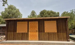 Modernas casas panel sandwich en Valencia, con acabado imitación madera y ventanas con persianas.