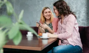 Uniwersalne tematy do rozmowy: Jak zacząć i podtrzymać konwersację?