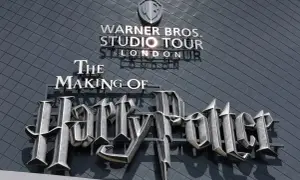 Warner Bros. Studio Tour London – The Making of Harry Potter. Wielkie, metalowe litery nazwy serii filmów zdobią fasadę budynku.