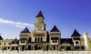 Zamek Energylandia z zegarem i napisem. Dowiedz się, ile kosztuje bilet do Energylandii, by przeżyć niezapomnianą przygodę!