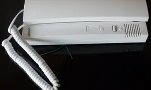 Jak podłączyć domofon Orno OR-AD-5002 - proste kroki i porady