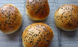 Jak podgrzać bułki do hamburgerów, aby uniknąć ich przesuszenia