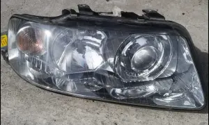 Reflektor przedni Audi A3 8L, gotowy do wymiany żarówki.
