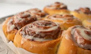 Petits pains à la cannelle, moelleux et généreusement glacés. Parfaits pour un petit-déjeuner gourmand, ils sont faits avec amour et une touche de levure chimique pour leur légèreté.