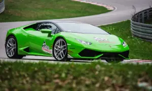 Zielone Lamborghini na torze wyścigowym, gotowe do ekscytującego przejazdu.