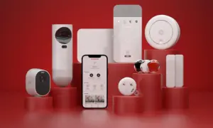 Système de sécurité domestique moderne avec caméras, détecteurs et application mobile pour éviter cambriolage.