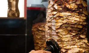 Kebab: Turecki czy niemiecki? Odkryj zaskakujące korzenie