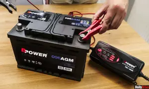 Ładowanie AGM zwykłym prostownikiem? Ryzykujesz! Sprawdź, dlaczego.