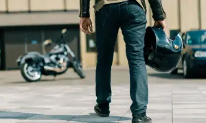 Jakie jeansy motocyklowe wybrać? Bezpieczeństwo i styl na drodze