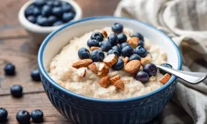 Haferflocken mit Blaubeeren und Mandeln, ein leckeres Frühstück für Muskelaufbau.