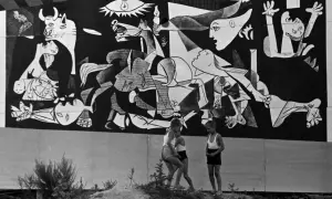Dzieci bawią się przed monumentalnym obrazem Guernica.