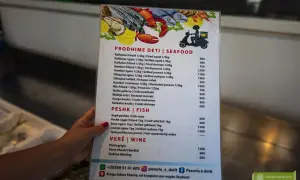 Menu z owocami morza i rybami, część albańskiej kuchni. Widoczne kalmary, krewetki, ośmiornice, ryby i wina.