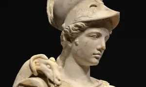 Buste en marbre d'Athéna, déesse guerrière, portant un casque orné d'un serpent. La sculpture, d'une grande finesse, capture la noblesse de la déesse.