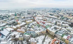 Zimowy krajobraz Lublina podczas ferii zimowych 2026. Pokryte śniegiem kamienice Starego Miasta tworzą bajkową scenerię.