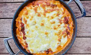 Herzhafte One Pot Lasagne in einer Pfanne, goldbraun überbacken mit geschmolzenem Käse. Perfekt für einen gemütlichen Abend.