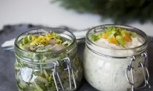 Två burkar med inlagd sill och en krämig röra med apelsin och gräslök. Perfekt för en snabb 5 minuterssill.