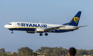 Samolot Ryanair zbliża się do lądowania. Szybka odprawa online Ryanair to klucz do bezproblemowej podróży.