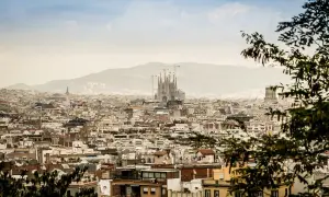 Widok na Barcelonę z Sagradą Familią w tle. Zastanawiasz się, ile trwa lot Warszawa Barcelona?