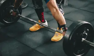 Crossfit czy siłownia? Wybierz najlepszą opcję dla swoich celów fitness
