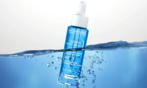 Sérum Hydrabio de Bioderma, avec acide hyaluronique, plongé dans l'eau. Avis dermatologue : hydratation intense.