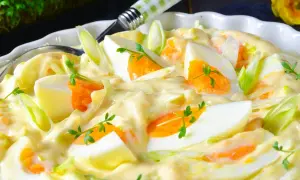 Cremiger Eiersalat mit Karottenstückchen und Frühlingszwiebeln, garniert mit Kresse. Ein köstlicher Salat, der an 7 Tassen Salat erinnert.