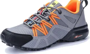Scarpe da trekking grigie con dettagli arancioni. Il loro significato è comfort e stabilità per ogni avventura.