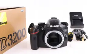 Nikon D3200 w czarnym kolorze, z pudełkiem i akcesoriami. Wiele pozytywnych nikon d3200 opinie potwierdza jego jakość.