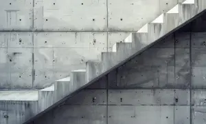 Betonowe schody w minimalistycznym stylu. Czekamy, aż beton wyschnie, by móc przejść dalej.