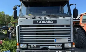 Grå Scania 93 250, en av många begagnade lastbilar Scania som väntar på nytt liv.
