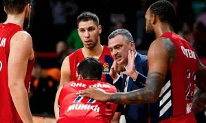 Entrenador da instrucciones a jugadores del Bayern Múnich baloncesto.