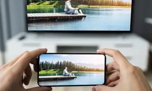 Jak połączyć telefon z TV? Bezprzewodowo i kablem, krok po kroku.