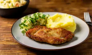 Chrupiące schabowe z airfryer, podane z puree ziemniaczanym i surówką z kapusty. Pyszny obiad gotowy w mgnieniu oka!