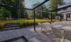 Relaks na tarasie z widokiem na ogród, idealne miejsce na wczasy dla seniora Jastrzębia Góra.