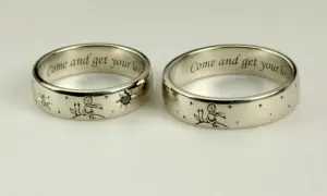 Dwa srebrne pierścionki z grawerem "Come and get your love" i wizerunkiem Małego Księcia.