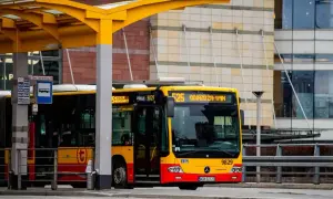 Autobus 525 na przystanku, gotowy do odjazdu. To dobry sposób, jak dojechać na lotnisko Bemowo.