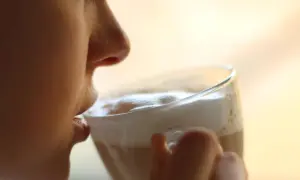 Chwila relaksu z kawą latte, gdy dziecko śpi. Karmienie piersią bywa wyczerpujące, więc taka mała przyjemność jest na wagę złota.