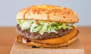 Ile kalorii ma cheeseburger? Dokładne dane i jak go "odchudzić"