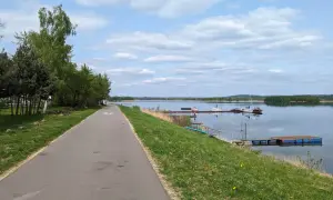 Ścieżka rowerowa wzdłuż jeziora, gdzie cumują żaglówki. Pogoria 4 zaprasza do aktywnego wypoczynku.