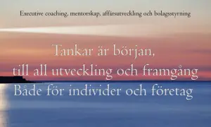Fyr med ljus som lyser över havet vid solnedgången. Texten "Tankar är början, till all utveckling och framgång. Både för individer och företag" antyder att coachning är nyckeln.