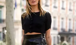 Faldas de cuero midi: estilos elegantes y cómo lucirlas sin esfuerzo