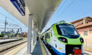 Pociąg na stacji Bergamo. Planujesz podróż? Sprawdź, jak dojechać z Bergamo do Como pociągiem.