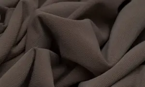 Miękki, prążkowany jersey materiał w odcieniu brązu, idealny na wygodne ubrania.