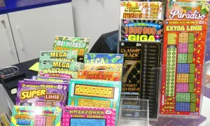 Wybór zdrapki lotto, która najczęściej wygrywa, to marzenie graczy. Na zdjęciu widać bogaty wybór zdrapek, od "Mega Milionów" po "Super Linię", zachęcających do gry.