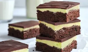 En stapel chokladiga brownies i långpanna med mintgrön fyllning och chokladglasyr. Perfekt för fikat!
