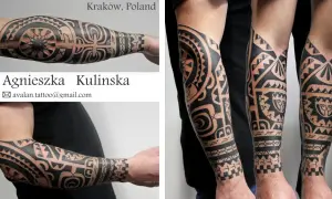 Imponujący tatuaż polinezyjski na przedramieniu, pełen geometrycznych wzorów i symboli.