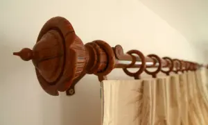 Elegancki, drewniany karnisz z ozdobnymi końcówkami. Idealny wybór, jeśli zastanawiasz się, jaki karnisz do kuchni nada jej ciepłego charakteru.