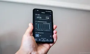 Teléfono en modo descanso, mostrando horario de sueño y actividad reciente.