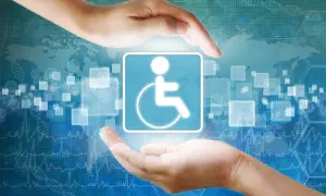 Mani proteggono il simbolo della disabilità, evocando supporto e diritti, come la legge 104 dopo i 18 anni.